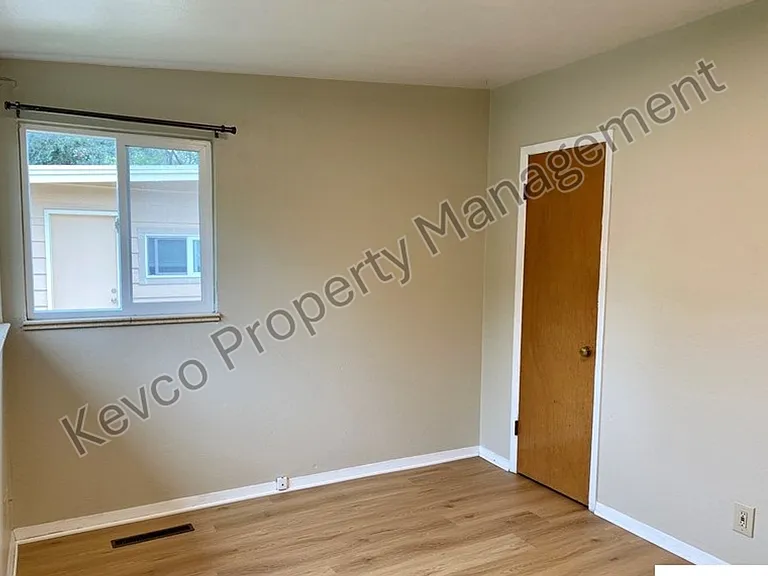 711 W Prospect Rd — Photo 14
