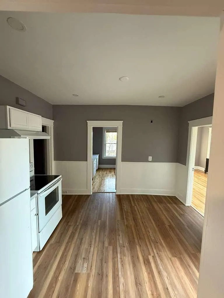 4 bed, 1.0 bath, 900 sqft, $2,900 — Photo 3