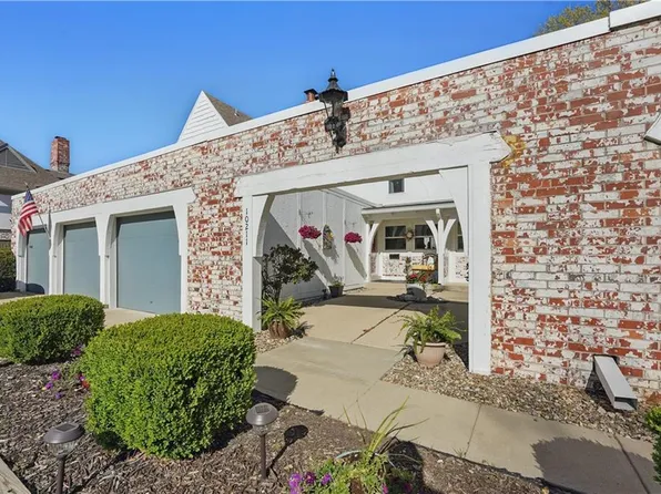 10211 Robinson St, Overland Park, KS 66212
