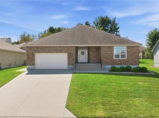 3904 SW Briarwood Oaks Dr, Blue Springs, MO 64015
