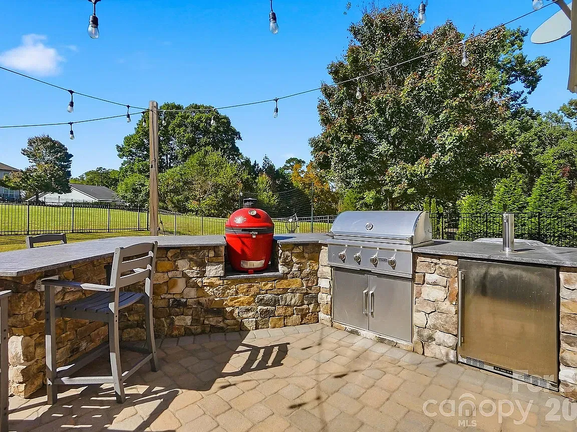 5 bed, 3281 sqft, $2,800 — Photo 1