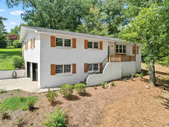7916 Valley View Dr SE, Huntsville, AL 35802