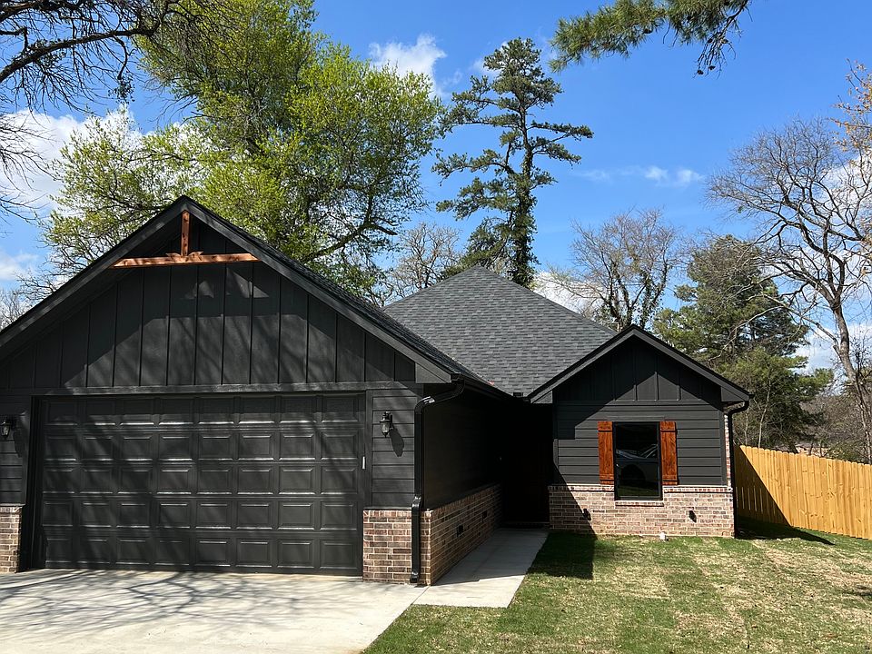 Peaceful quiet neighborhood, beautiful tall trees, new fence and grass. Sprinkler system.
