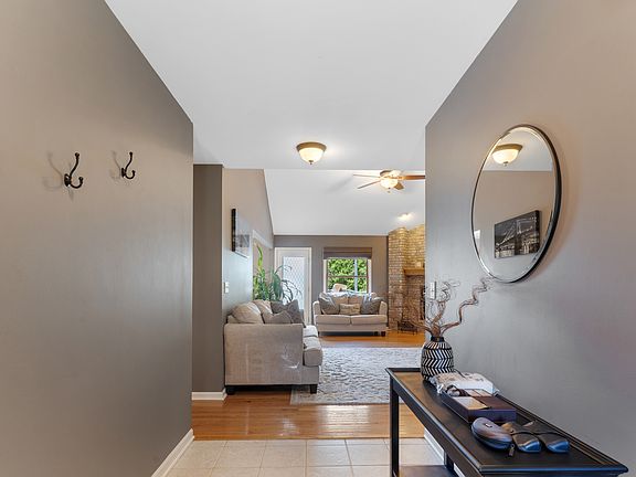 3rd image of 807 Meadow Ln