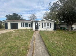 2302 E Mistletoe Ave, Victoria, TX 77901