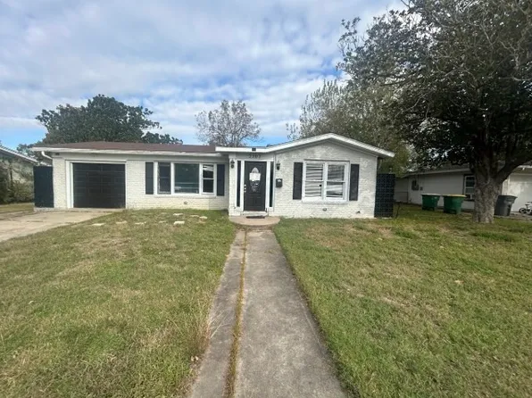 2302 E Mistletoe Ave, Victoria, TX 77901