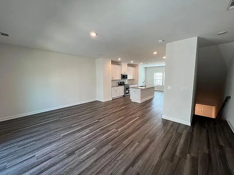 4 bed, 3.5 bath, 2003 sqft, $2,290 — Photo 3