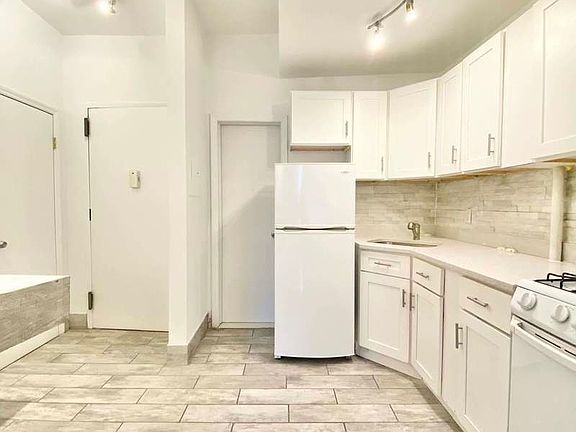 2nd image of 154 E 110th St APT 4