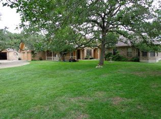305 S Oak Wood Rd, Kerrville, TX 78028