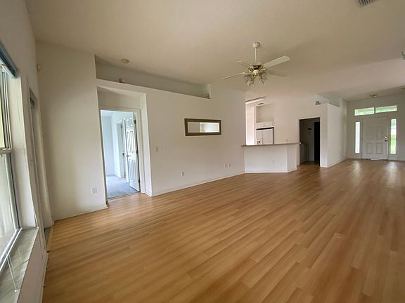 3rd image of 2850 Stratford Pointe Dr