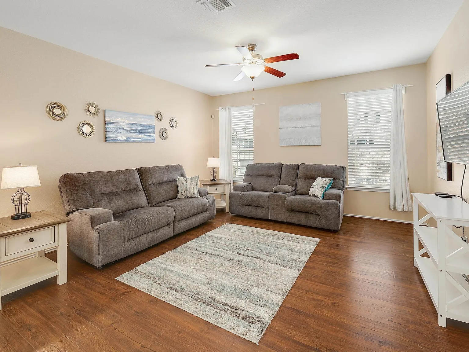 3 bed, 2.0 bath, 1721 sqft, $2,325 — Photo 4