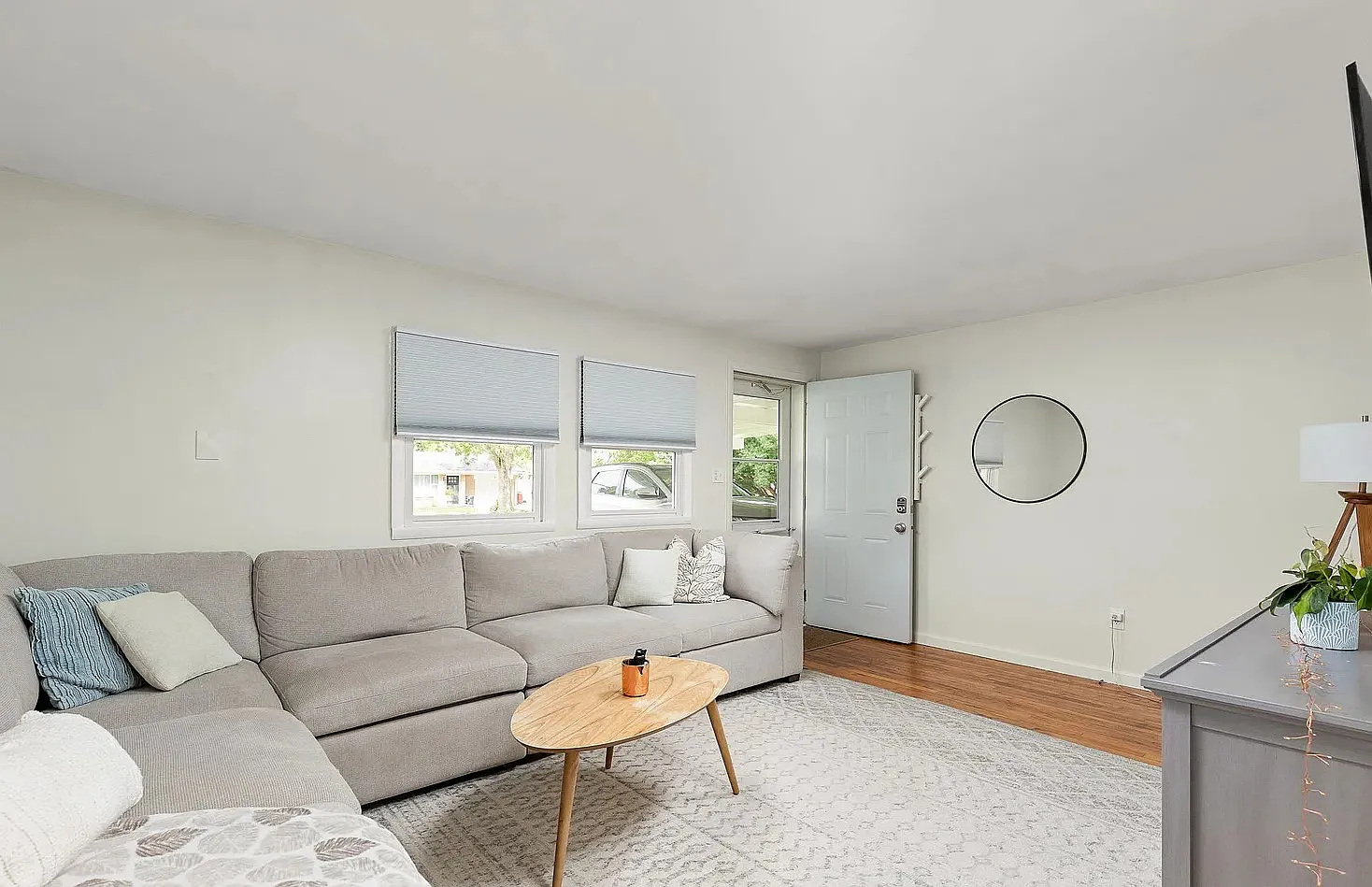 2 bed, 800 sqft, $1,600 — Photo 3