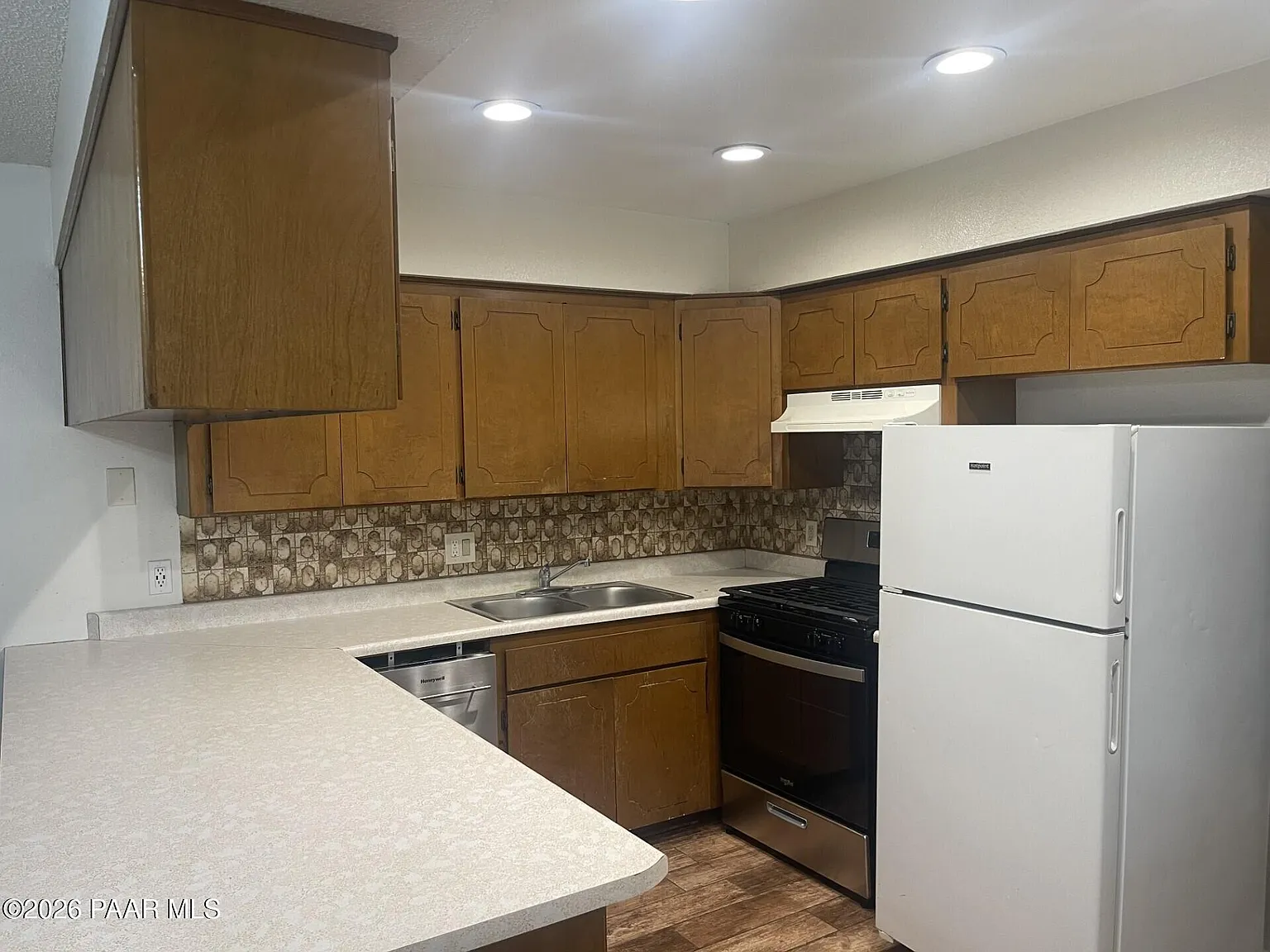 3 bed, 2.0 bath, 1369 sqft, $2,194 — Photo 2