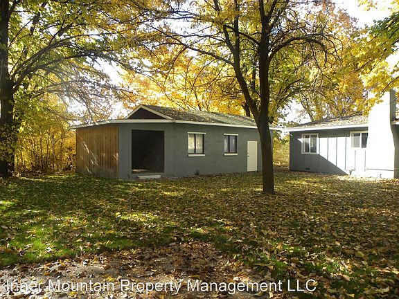 4th image of 120 NE Spruce Ln