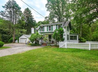 23 Pine Tree Ln, Old Westbury, NY 11568