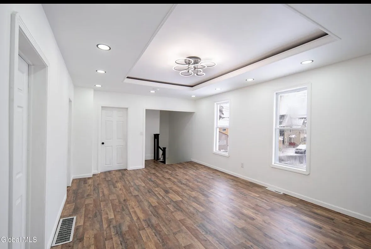 2 bed, 1600 sqft, $1,300 — Photo 1