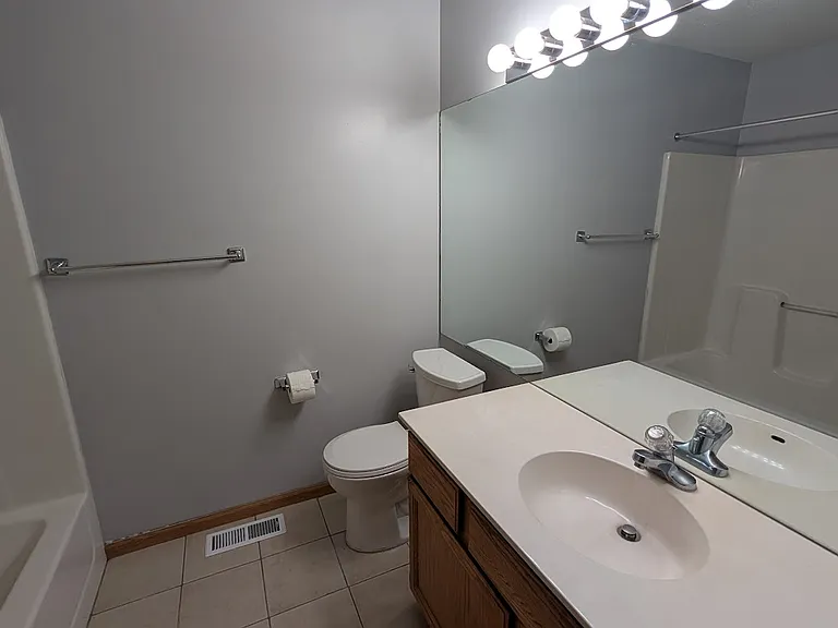 upper full bath with tub/shower