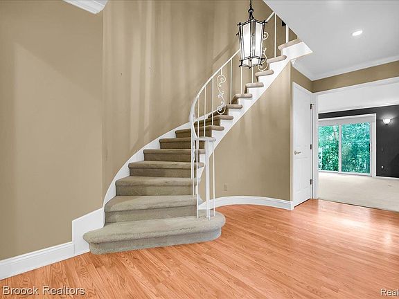 5th image of 1180 Glenpointe Ct