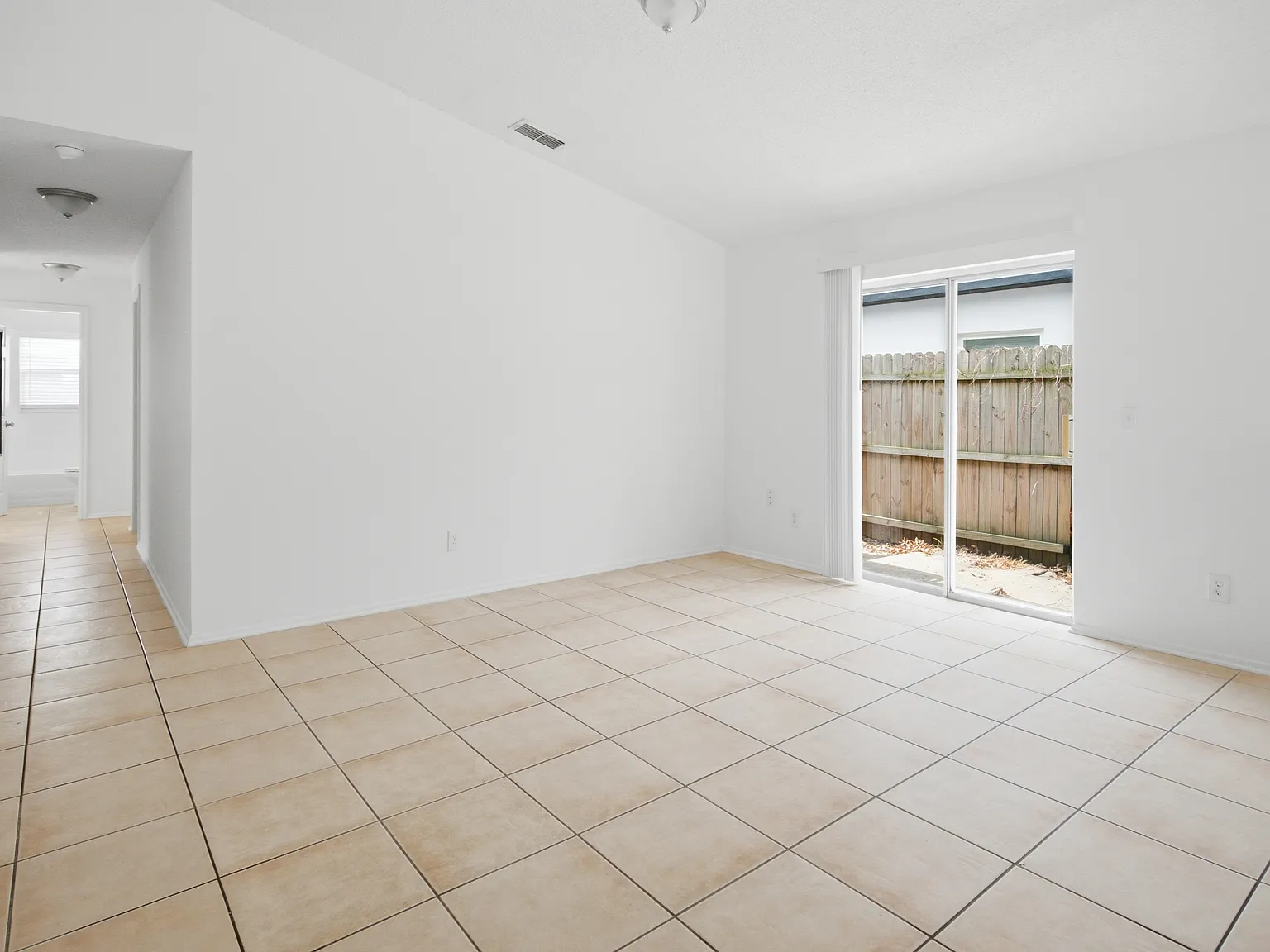 3 bed, 1156 sqft, $2,200 — Photo 2