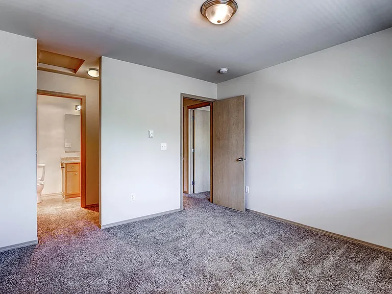 A Bedroom with a Bathroom at The Regency Apartments