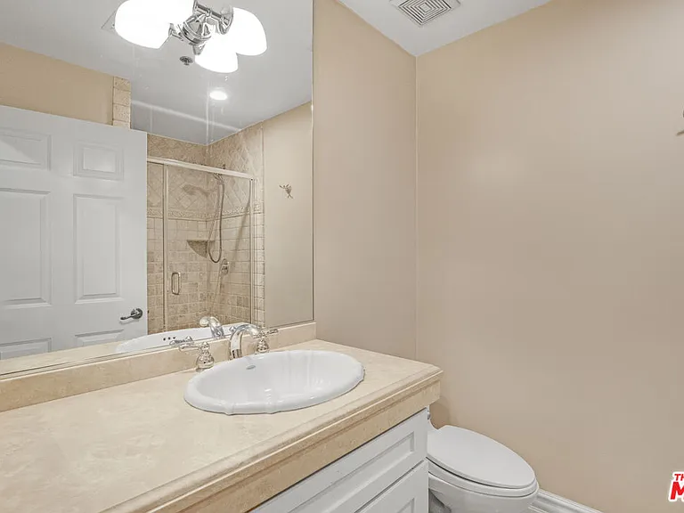 850 N Croft Ave #203 — Photo 23
