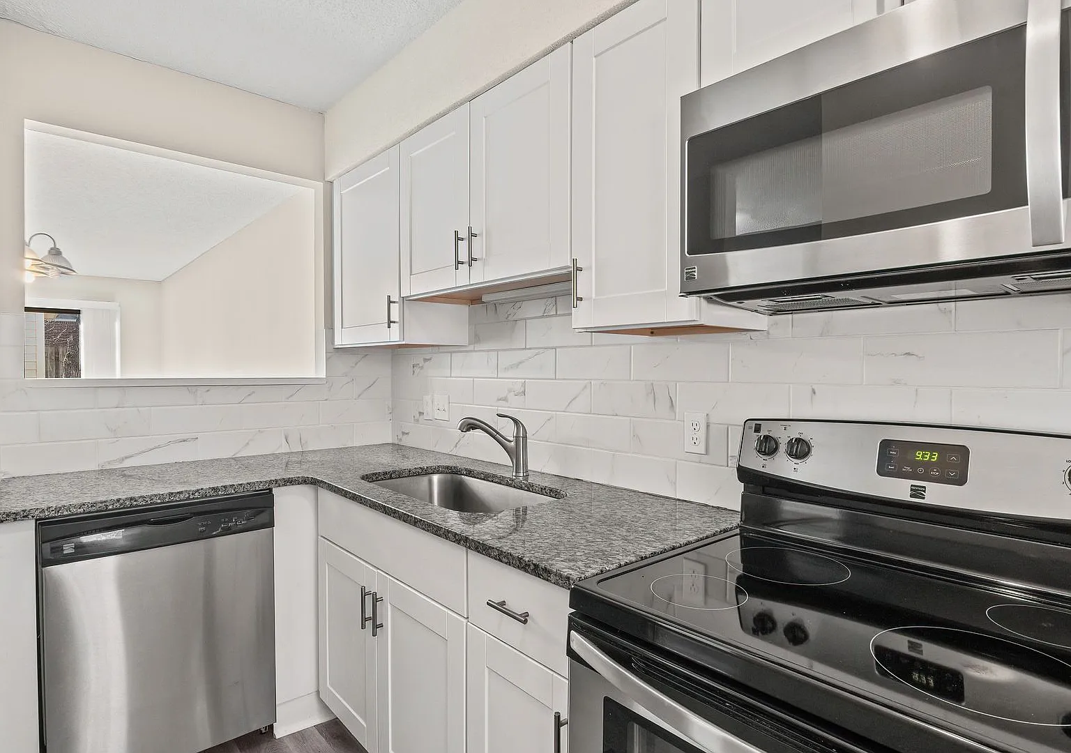 Delightful Two bedroom townhouse available NOW — Photo 4