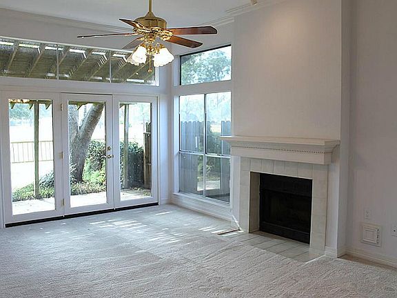 A peek at the Living Room. New carpet as of 11-2012.