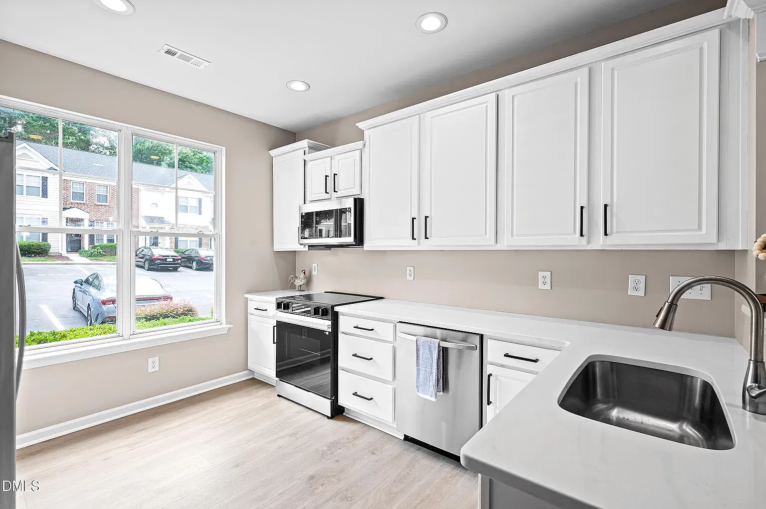 2 bed, 2.5 bath, 1240 sqft, $1,698 — Photo 4