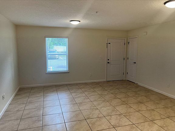 2nd image of 806 Oak St #6