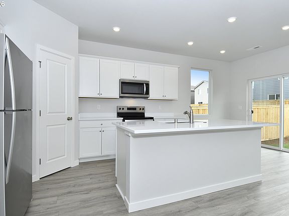 5th image of 749 NE 13th St