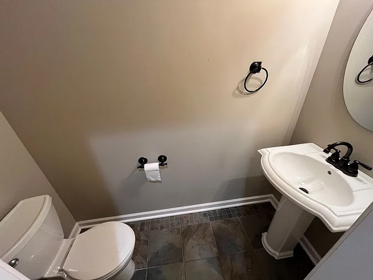 696 Wyndhurst Dr — Photo 32