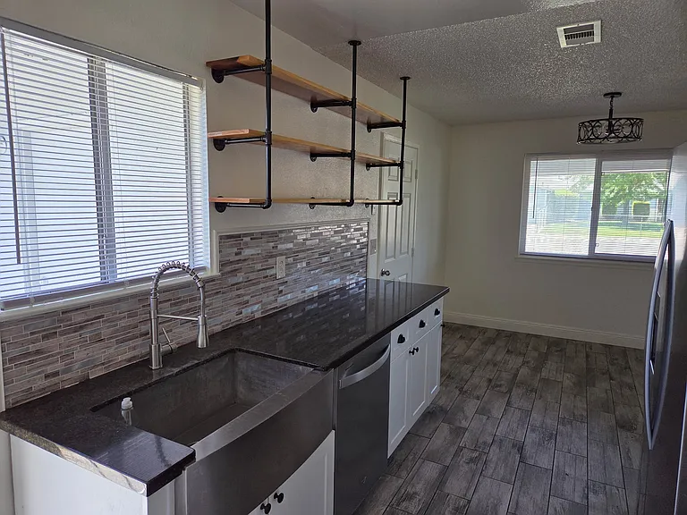 325 Jubilee Way — Photo 3