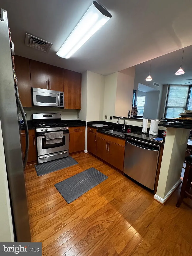 2 bed, 2.0 bath, 1048 sqft, $3,600 — Photo 2