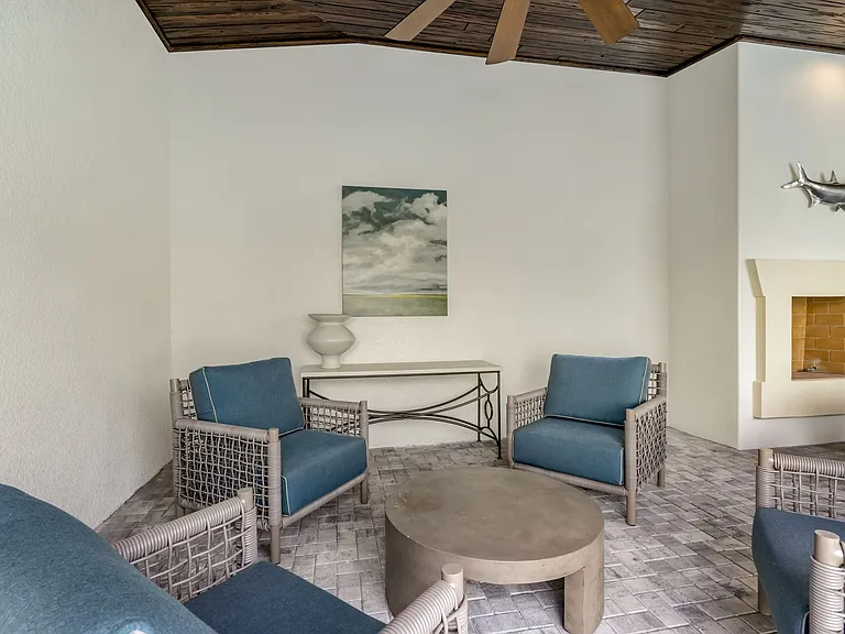 Lago Apartments — Photo 22