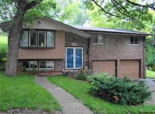 2879 Wildwood Dr, Dubuque, IA 52001
