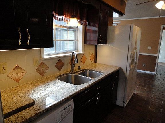 3rd image of 1102 Forest Hills Dr