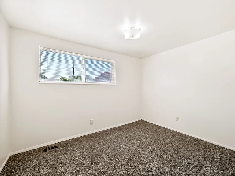 255 E 500 N — Photo 11