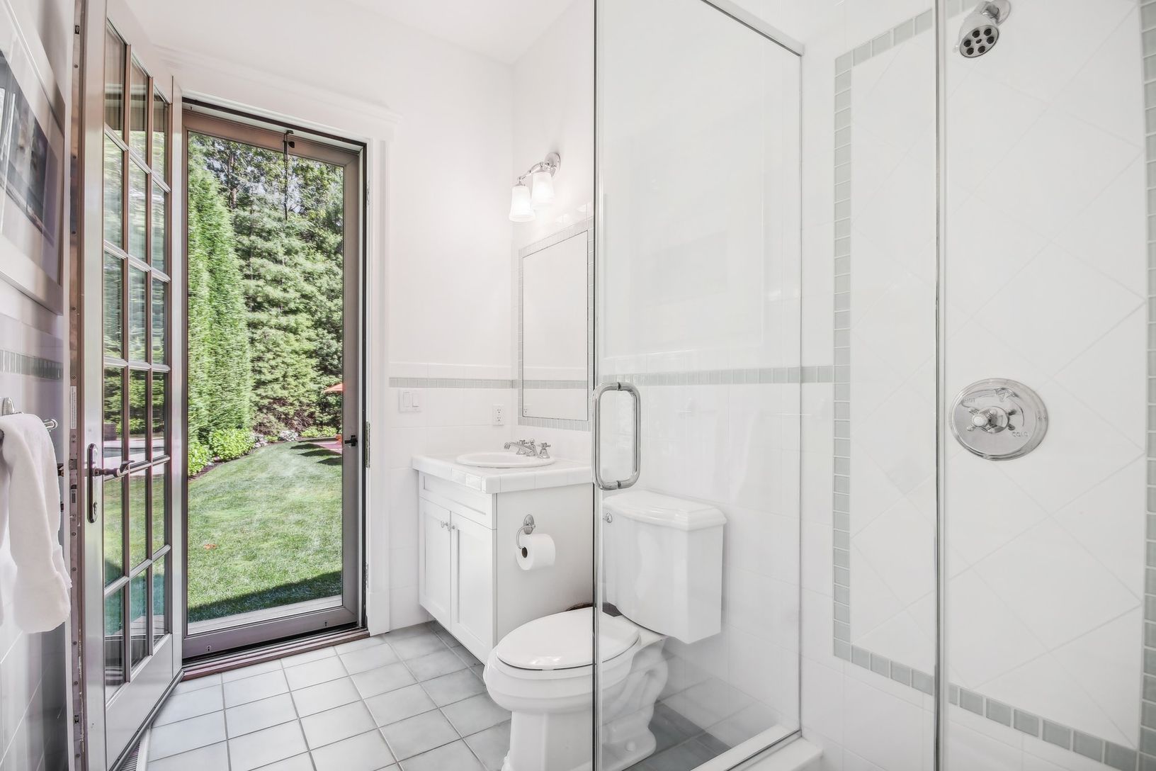full bathroom access from pool