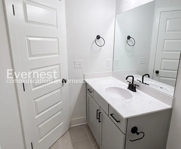 2433 E 17th St — Photo 14