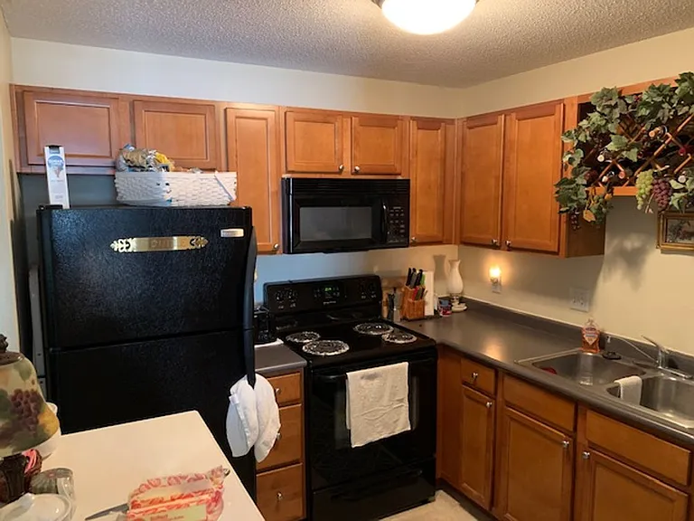 Summer Creek Apartments — Photo 20
