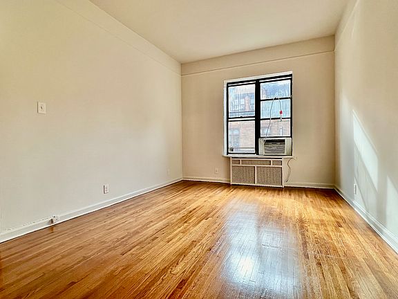 3rd image of 140 W 92nd St APT 4B
