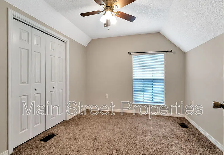 208 Wildflower Ln — Photo 6
