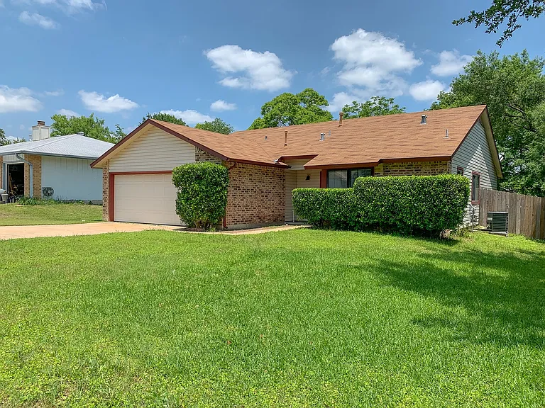 1604 Holstein Dr — Photo 2