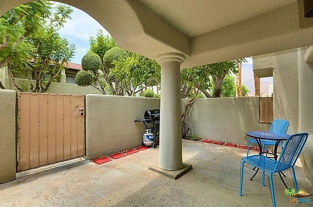 Private covered patio w/ Mt view
