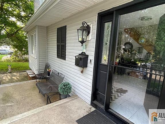 3rd image of 102 Gracey St