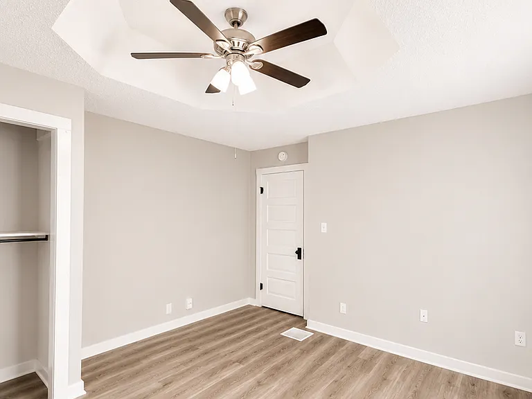 210 W College St — Photo 11