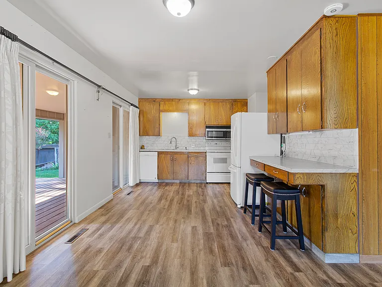 2044 Sunrise Cir — Photo 15