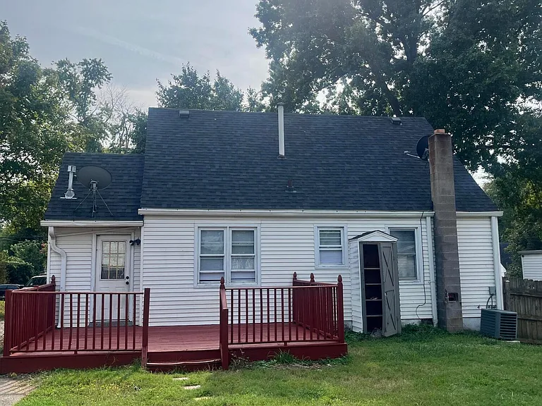 1509 Sharon Dr — Photo 2