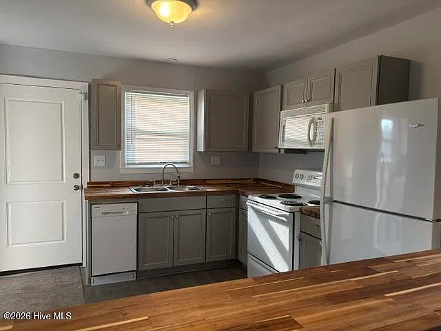 3 bed, 1.5 bath, $1,300 — Photo 2