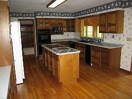 3rd image of 140 Meadow Ln